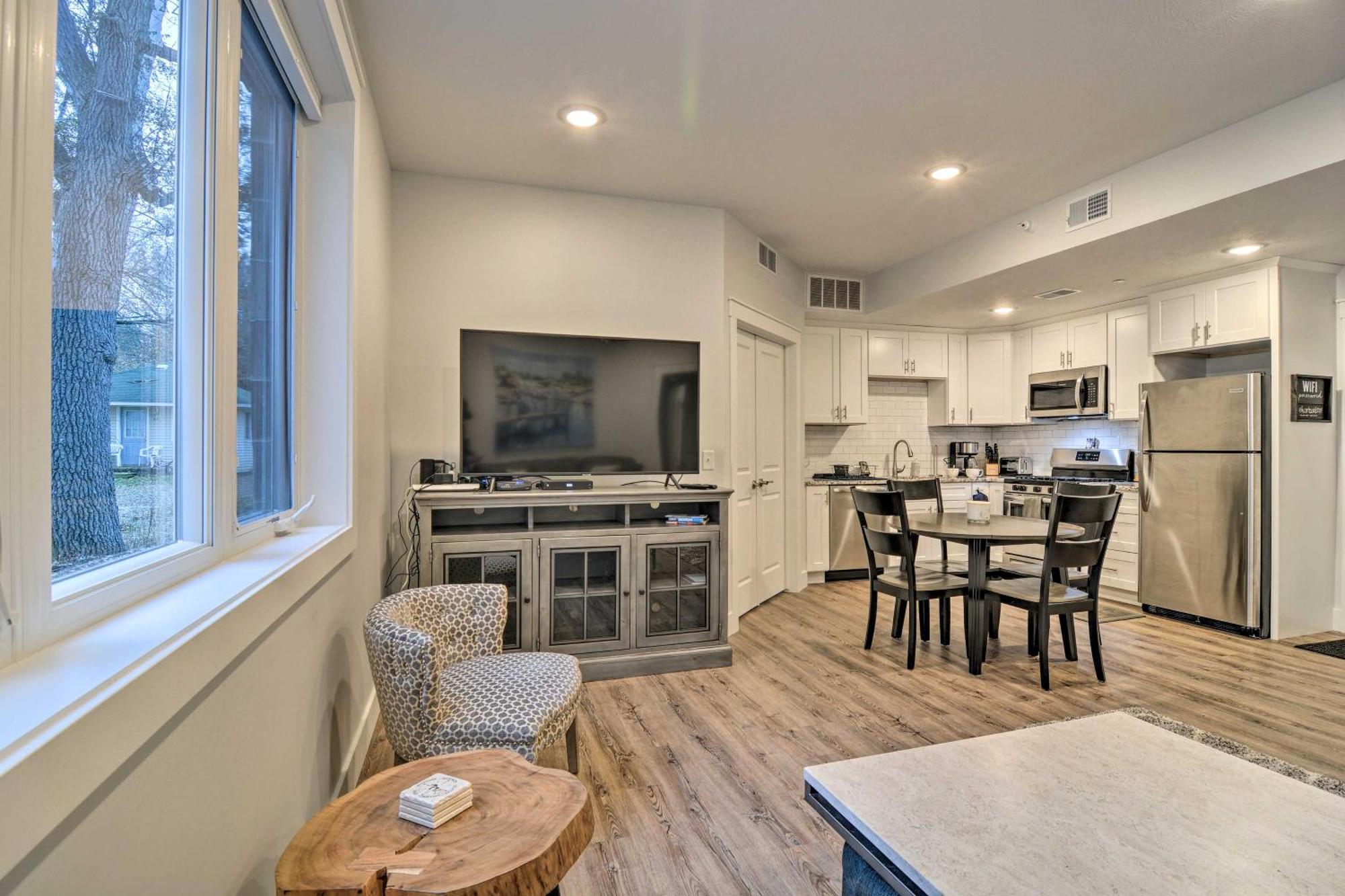 Modern Traverse City Condo About 1 Mi To Bay! エクステリア 写真