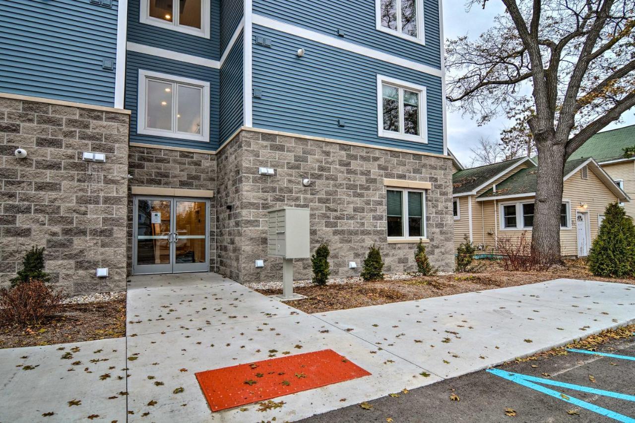 Modern Traverse City Condo About 1 Mi To Bay! エクステリア 写真