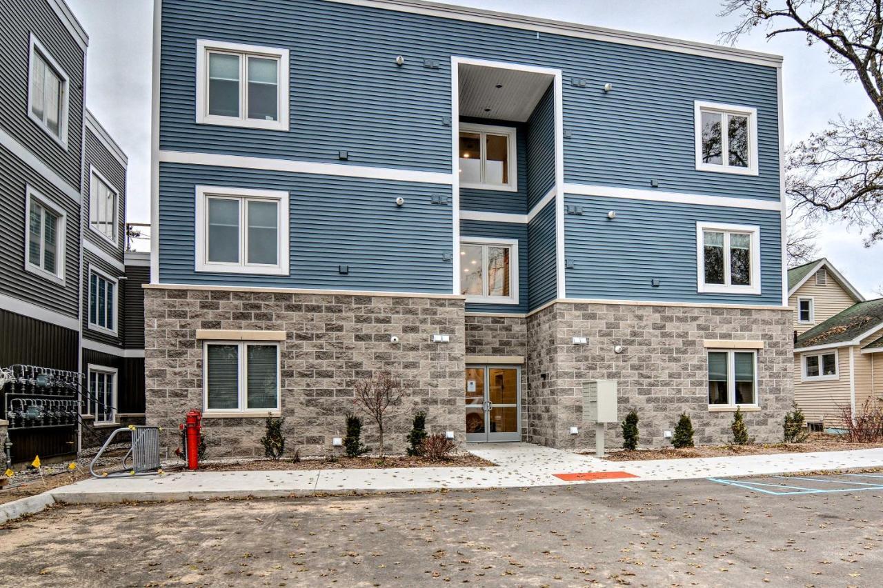 Modern Traverse City Condo About 1 Mi To Bay! エクステリア 写真